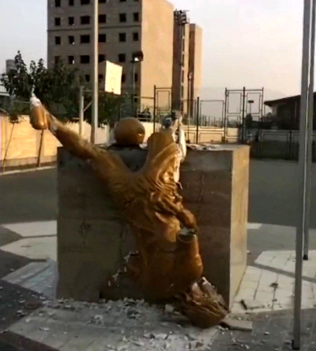 مجسمه علی کریمی 