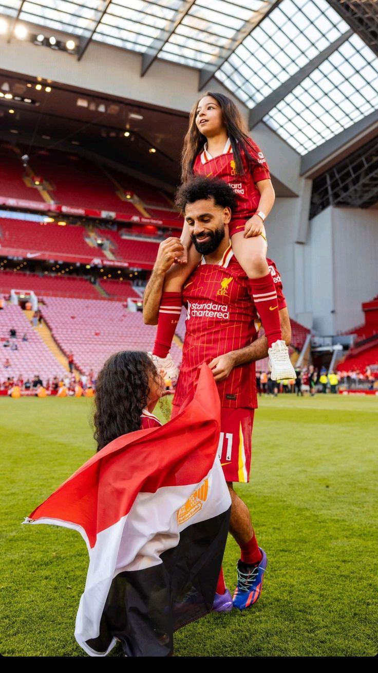 عکس محمد صلاح و فرزندانش