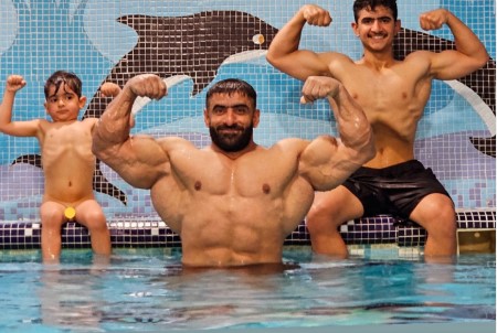 عکس هادی چوپان و فرزندانش