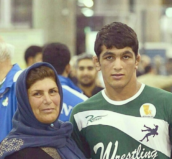 عکس حسن یزدانی و مادرش