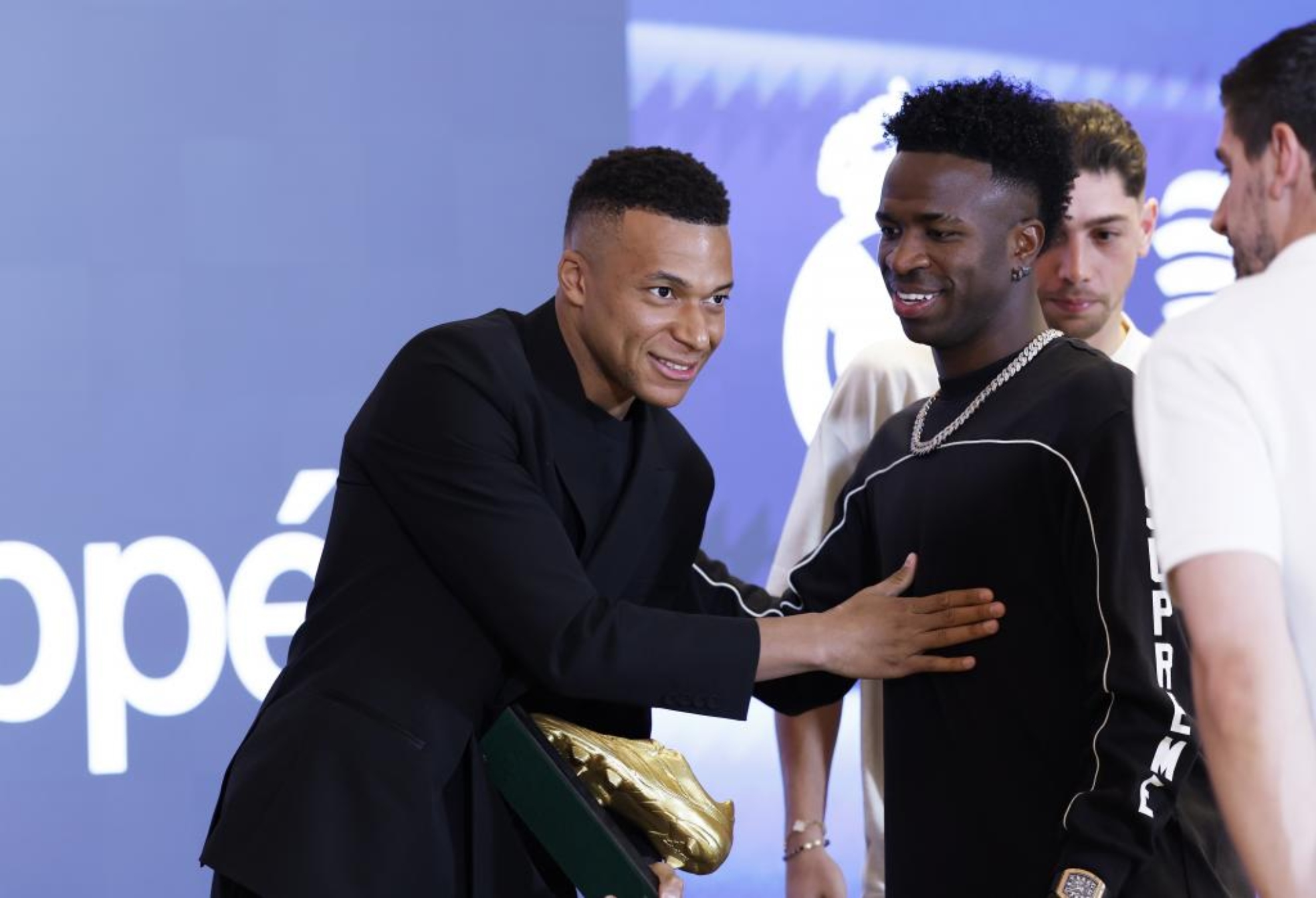 عکس برنده کفش طلا 2025