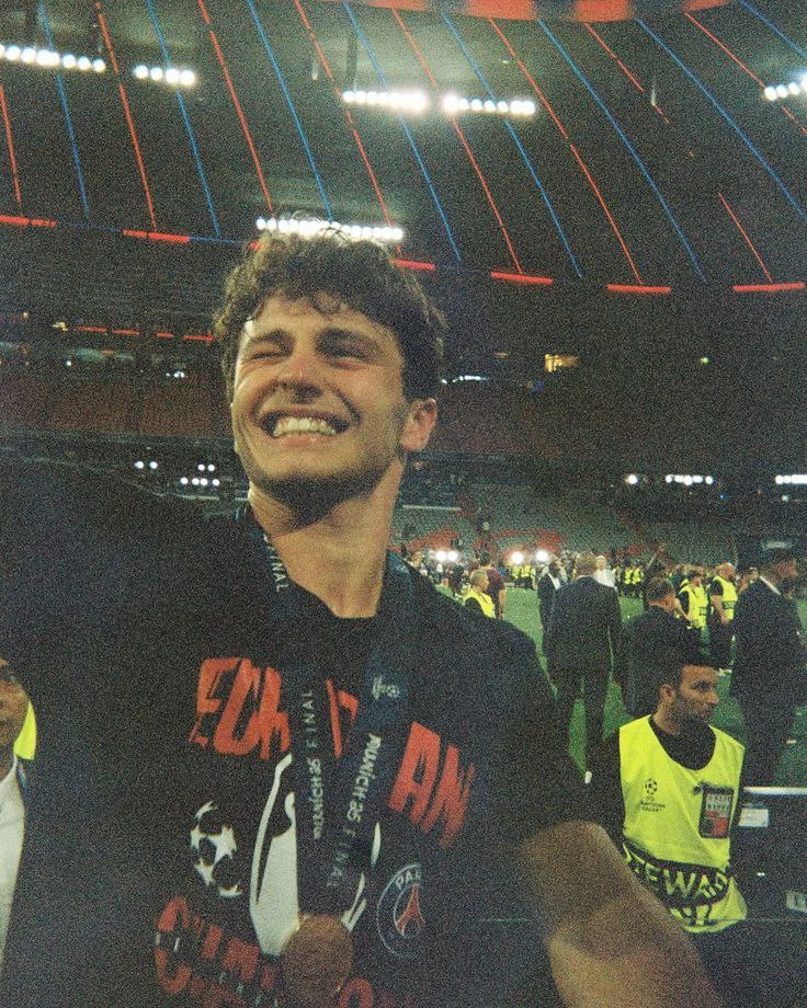 ریو فرناند OBE، فوتبالیست حرفه‌ای سابق انگلیسی، در نقش مدافع میانی فعالیت می‌کرد و هم‌اکنون به عنوان کارشناس در شبکه تلویزیونی TNT Sports مشغول به کار است.

فردیناند بازیکن از سال 1997 تا 2011، 81 بار برای تیم ملی انگلیس به میدان رفت و در سه دوره از جام جهانی فوتبال شرکت کرد. فردیناند یکی از موفق‌ترین فوتبالیست‌های تاریخ انگلستان به شمار می‌آید و بسیاری فردیناند فوتبالیست را به عنوان یکی از بهترین مدافعان تاریخ این کشور می‌شناسند.