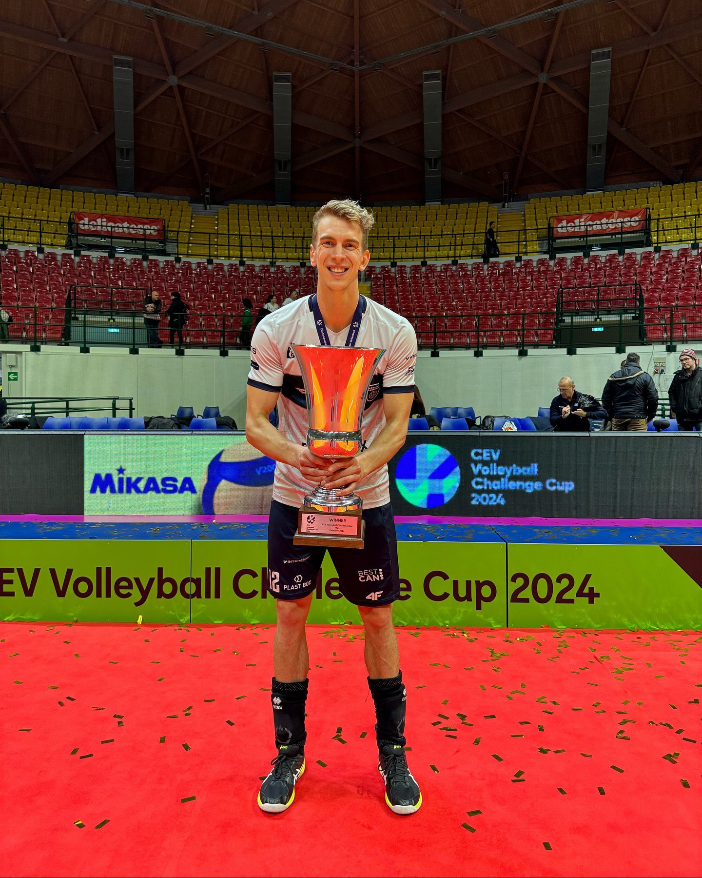 والپیپر آرتور شالپوک 2025 والپیپر آرتور شالپوک 2025