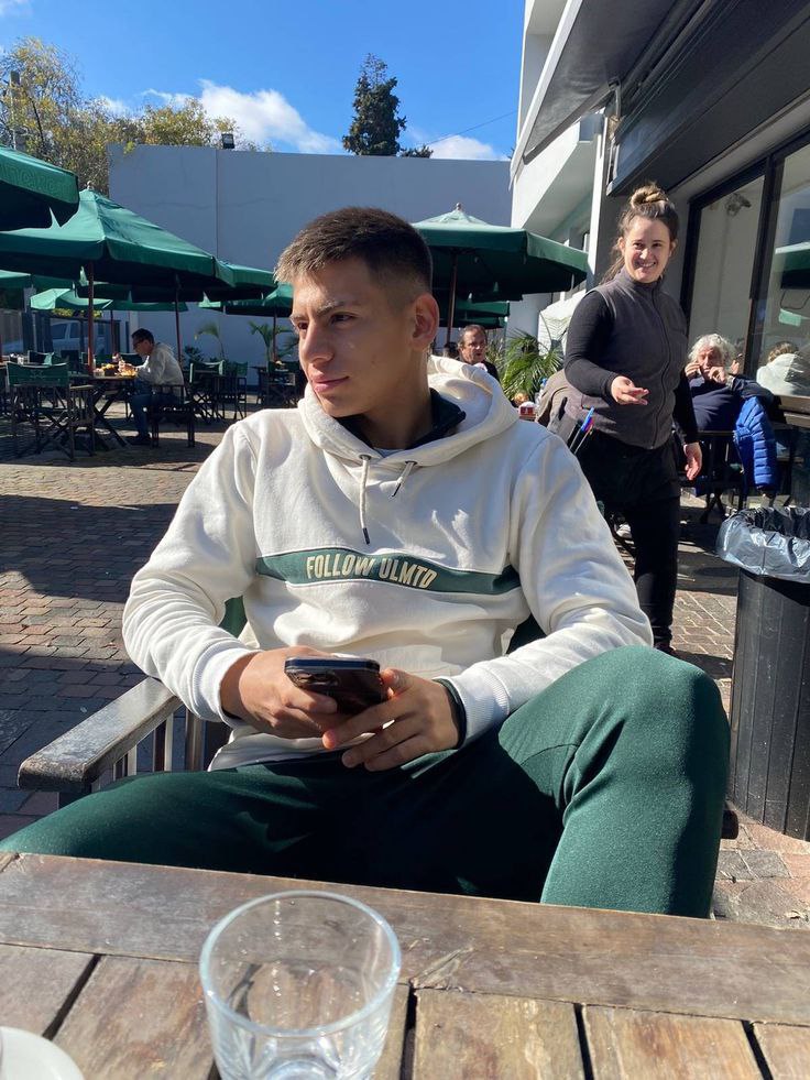 پروفایل کلودیو اچوری عکس