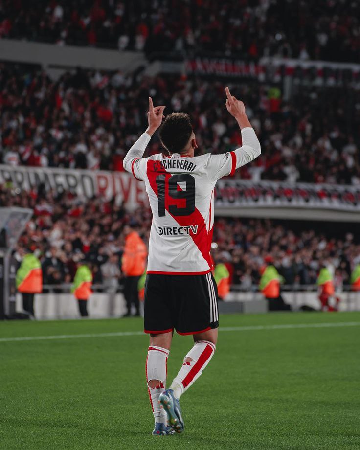 تصویر کلودیو اچوری در استادیوم