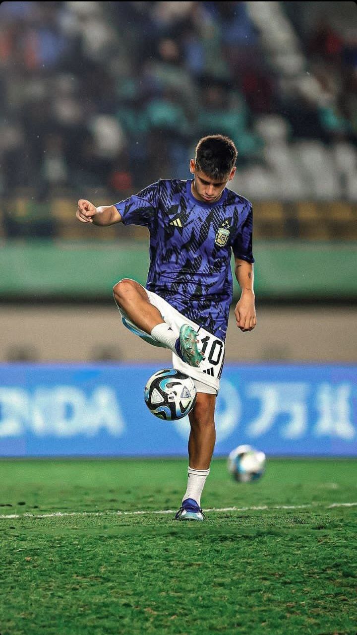 کلودیو اچوری حواشی