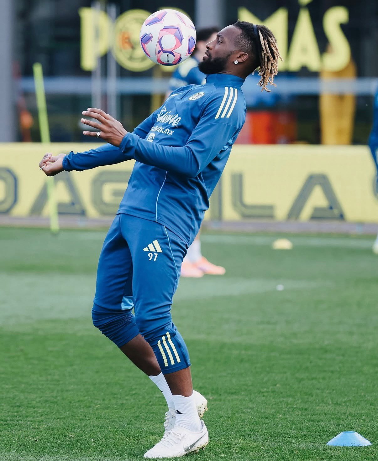 عکس آلن سن ماکسیمین در کلاب آمریکا عکس آلن سن ماکسیمین در کلاب آمریکا