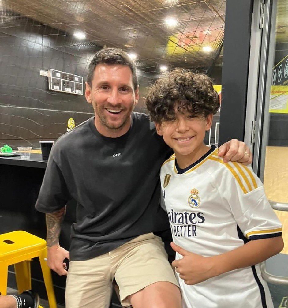 عکس مسی در خیابان با طرفدارا