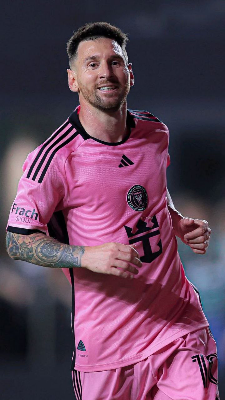 عکس مسی در استادیوم