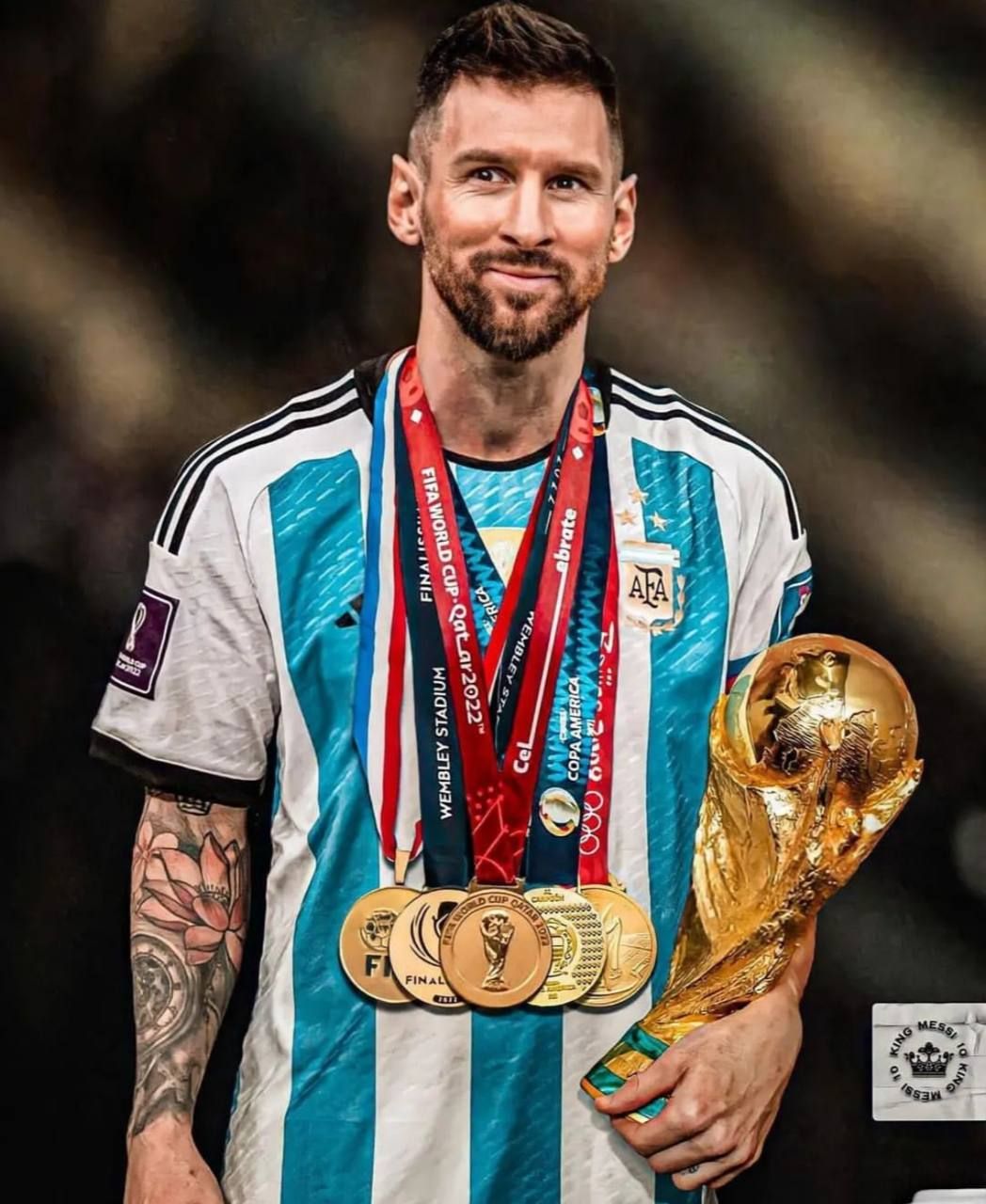 عکس مسی با مدال طلا