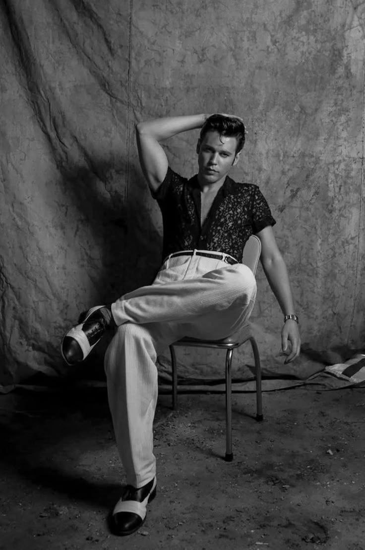 آستین باتلر والپیپر 