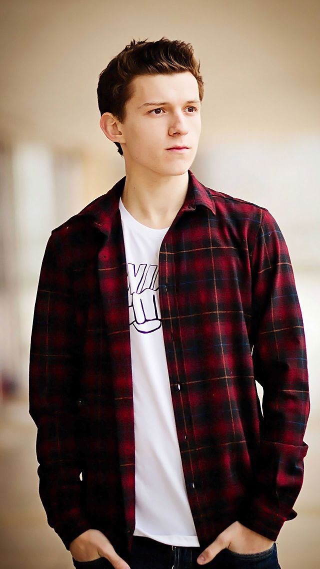 والپیپر تام هالند 2025 