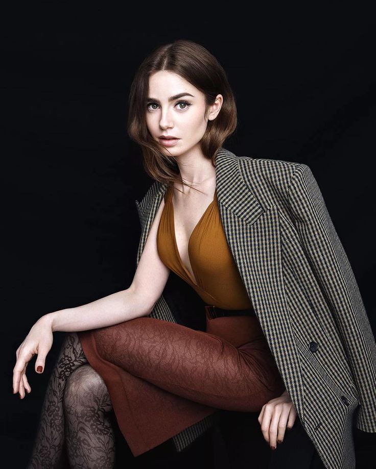 والپیپر لیلی کالینز 2025 