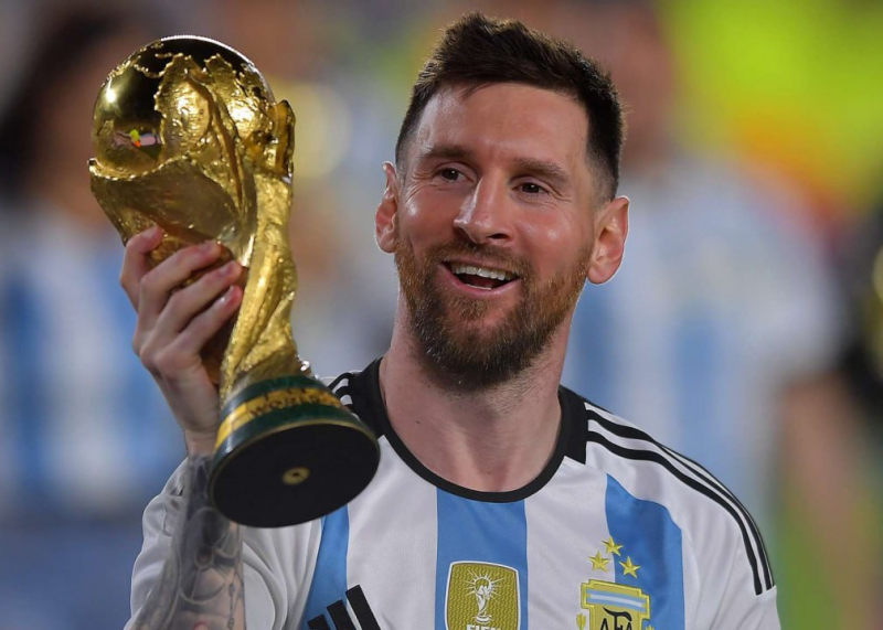 تصویر زمینه مسی در حال شادی گل