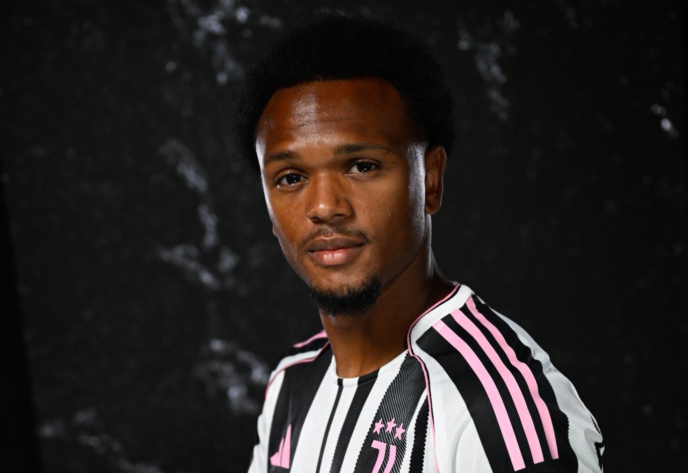 لوئیس اوپندا یوونتوس لوئیس اوپندا یوونتوس