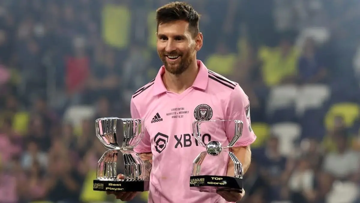 تصویر زمینه موبایلی از چهره نزدیک مسی